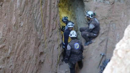 طفل سوري يقع في بئر بعمق 20 مترا في منطقة كفروحين بريف إدلب