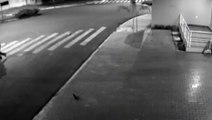 Vídeo mostra motorista sendo ejetado do Fusca em movimento, após porta abrir sozinha