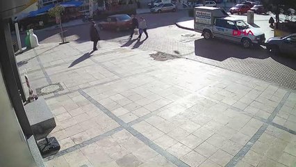 MANİSA Motosikletlinin yaralandığı kaza kamerada