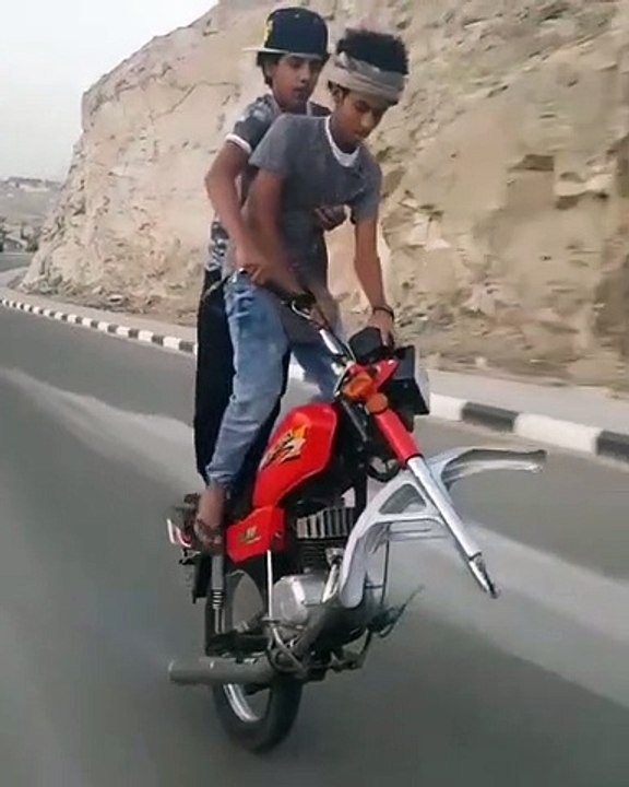 Il fait de la moto, sans frein et surtout sans roue avant