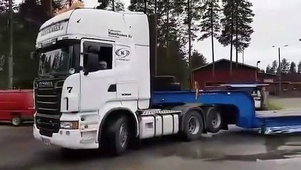 A 8 ans il conduit un camion comme un pro