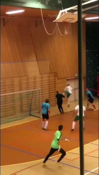 Ce qu'il va faire en futsal est dingue : roulette par dessus le joueur, du jamais vu