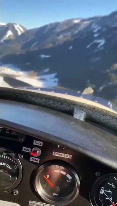 Ce pilote  est obligé de poser son avion sur un champ enneigé suite à un problème de moteur