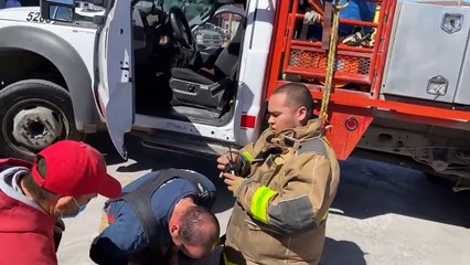 Al acudir a sofocar un voraz incendio los bomberos se impactan contra una camioneta un bombero presenta lesiones leves en piedras negras coahuila mexico