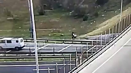 Nuevas imágenes muestran a Maia y al secuestrador en la colectora de autopista hacia Moreno