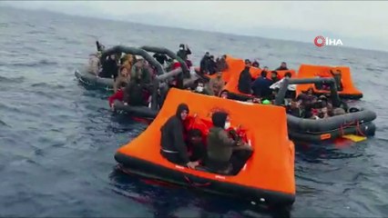 Türk Sahil Güvenliğini gören göçmenlerden “Alkışlarla Türkiye” sevinci