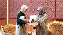 KUALA LUMPUR - Büyükelçi Kavakcı, Malezya Kraliçesi'ne Emine Erdoğan'ın hediyelerini iletti