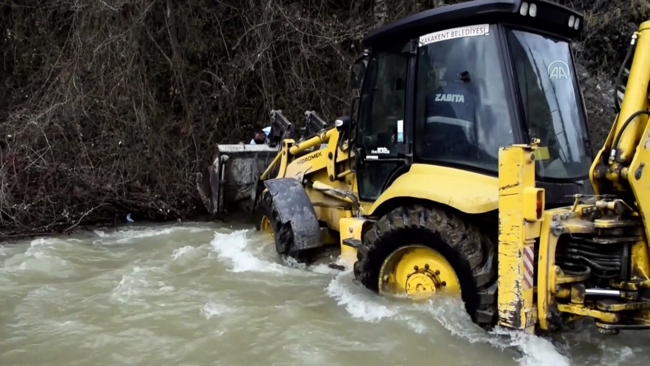 SAMSUN - Kar yağışı sonrası debisi yükselen derenin kenarında 20 gündür mahsur kalan köpek kurtarıldı
