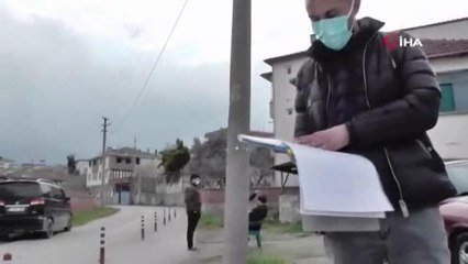 Usulsüz olarak yol geçtiğini iddia ettiği arsasını dubalarla kapatarak nöbet tuttu