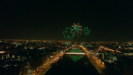 Centenares de drones iluminan el cielo de Dublín para celebrar San Patricio