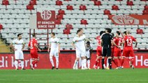 Ziraat Türkiye Kupası'nda yarı final maçında Antalya, sahasında Alanya'yı 2-0 yendi ve finalde Beşiktaş'ın rakibi oldu