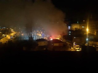 İki katlı ev çıkan yangında kullanılamaz hale geldi