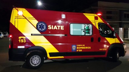 Sandero e moto batem em cruzamento no Bairro Tropical