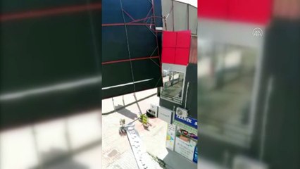 MERSİN - Kuvvetli rüzgar iş yerinde asılı reklam panosunu devirdi