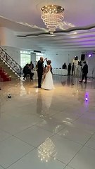 Pareja que se comprometió en hospital tuvo su mágica boda de ensueño