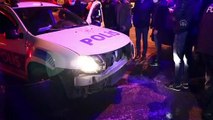 İZMİR - Sürücüsü 'dur' ihtarına uymayan otomobil polis aracına çarptı, 1 polis yaralandı