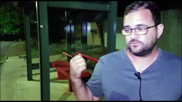 Ponto de ônibus instalado muito próximo a entrada de casa gera transtornos e morador faz apelo à Secretaria de Obras