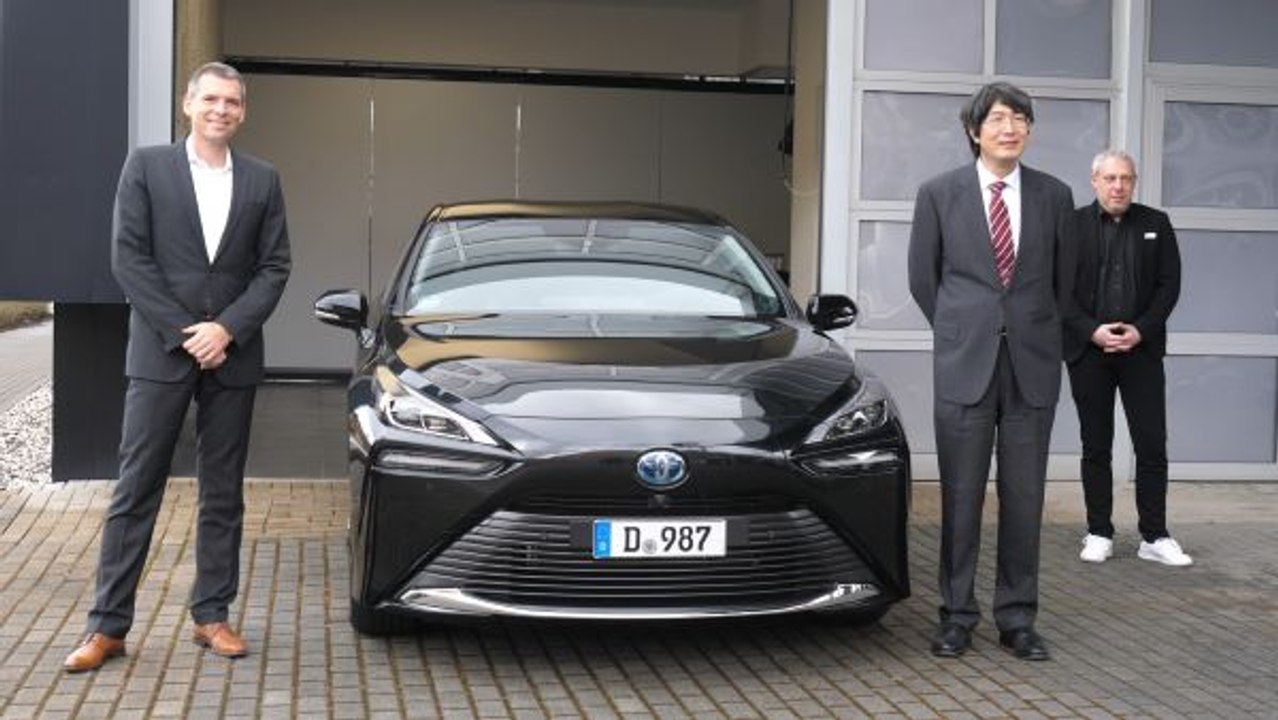 Japanischer Generalkonsul ab sofort im neuen Toyota Mirai unterwegs
