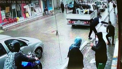 ADANA - Çarptığı kediyi telef eden sürücüyü uyarmak için otomobilin peşinden koştu