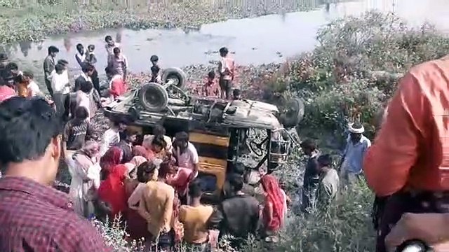 अनियंत्रित टेंपो सड़क के किनारे पलटी, 6 लोग घायल