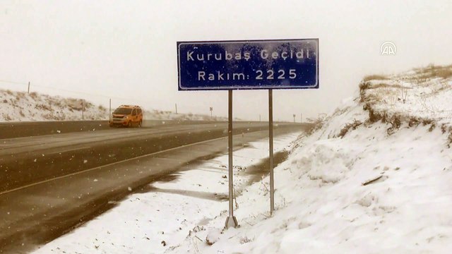 VAN - Yoğun kar nedeniyle 19 yerleşim biriminin yolu kapandı