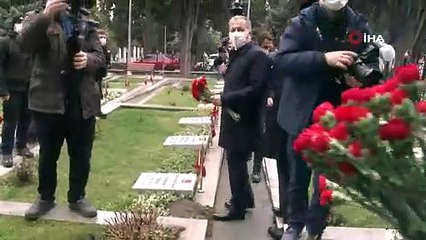 İmamoğlu Edirne Şehitliği'ndeki mezarlara karanfil bırakırken gazi yakını olduğunu iddia eden kişinin sözlü tepkisiyle karşılaştı