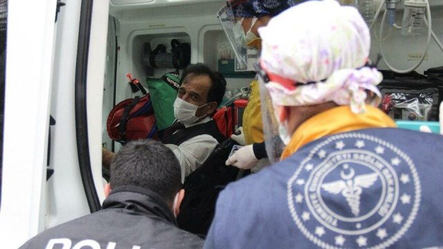 Yolcu dolu otobüsün şoförüne tekme tokat saldırdı