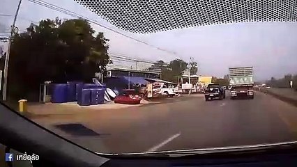 ระทึก ! รถพ่วงล้อหลุด ลอยกระแทกรถหลัง หวิดเหตุสยองกลางถนน