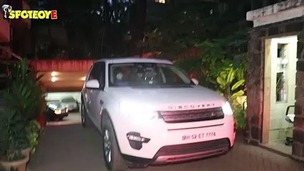 Karisma Kapoor with mom Babita snapped leaving Kareena Kapoor’s residence | SpotboyE