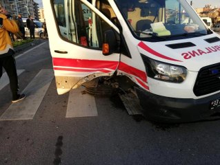 Mersin'de ambulans ile otomobil çarpıştı: 1 yaralı