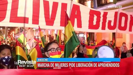 Mujeres marcharon en el centro de Cochabamba exigiendo la liberación de ex autoridades