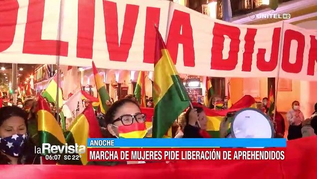 Mujeres marcharon en el centro de Cochabamba exigiendo la liberación de ex autoridades