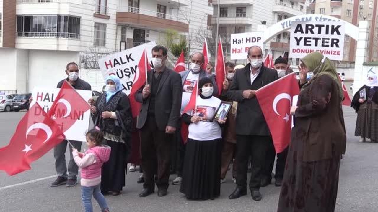 Diyarbakır anneleri, "HDP kapanacak analar kazanacak" sloganıyla yürüyüş yaptı