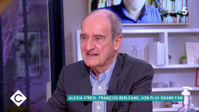 François Berléand surprend sa compagne, Alexia Stresi, dans l'émission C à Vous sur France 5.