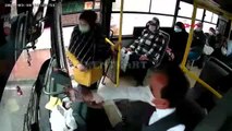 Son dakika! KOCAELİ Durak dışında otobüse binmek isteyen kişinin, kendisini uyaran şoförü dövdüğü anlar kamerada