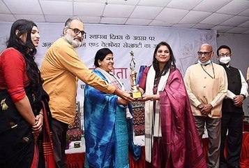 ऊर्जस्विता सम्मान समारोह में श्रीमती गर्ग को किया सम्मानित