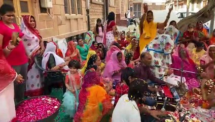 फाग गीतों पर महिलाओं ने किया नृत्य