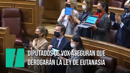 Diputados de Vox muestran pancartas anunciando la derogación de la Ley de Eutanasia