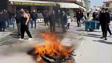 Konya’da esnaf masa ve sandalye yaktı: Kongreler lebaleb doluyken virüs sadece bize mi var?