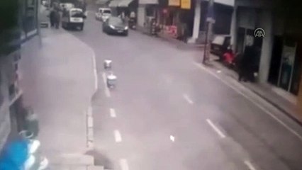 İZMİR - Çocuğun otomobilin altında kalma anı güvenlik kamerasında