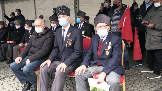 İSTANBUL - Çanakkale şehitleri Edirnekapı Şehitliği'nde düzenlenen programda anıldı