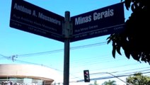 Após colisão em semáforo, equipamento danificado é substituído na Rua Minas Gerais
