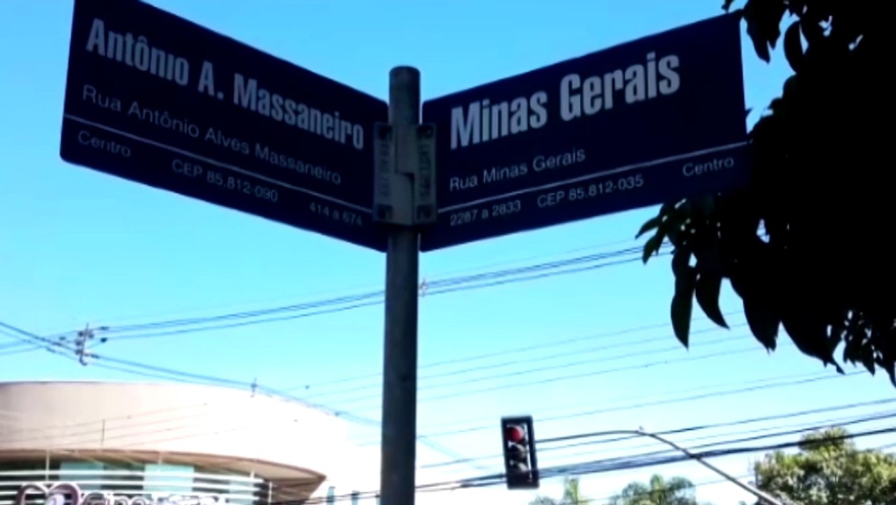 Após colisão em semáforo, equipamento danificad...