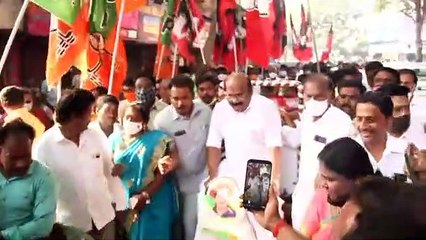 வேட்டியை மடித்துக் கட்டிக் கொண்டு சைக்கிள் ரிக்ஷா ஓட்டி அசத்திய அமைச்சர் ஜெயக்குமார் - வீடியோ