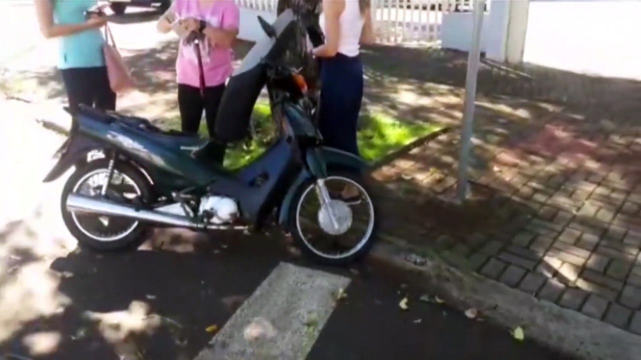 Motociclista fica ferido após colisão entre carro e moto na Rua Rio Grande do Sul