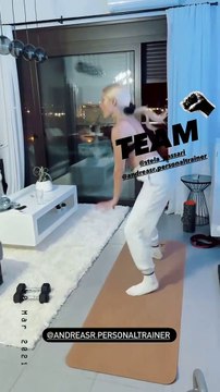 Ιωάννα Τούνη: Το κορμί θέλει θυσίες και δείτε την να γυμνάζεται μέσα στο σπίτι της!