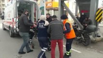 KOCAELİ Otomobil ile kaldırım arasına sıkışan motosiklet sürücüsü yaralandı