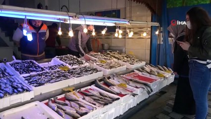 Karadeniz’de yeterli av olmayınca İzmir ve İstanbul'dan gelen balıklar satışa sunuldu