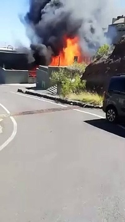 Incendio de grandes dimensiones en una nave comercial en Añaza