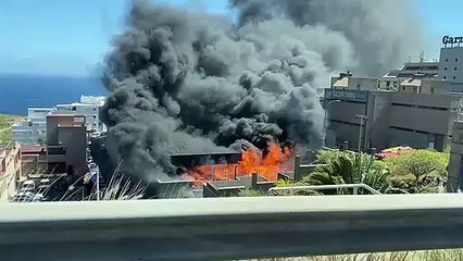 Incendio en una nave comercial en Añaza